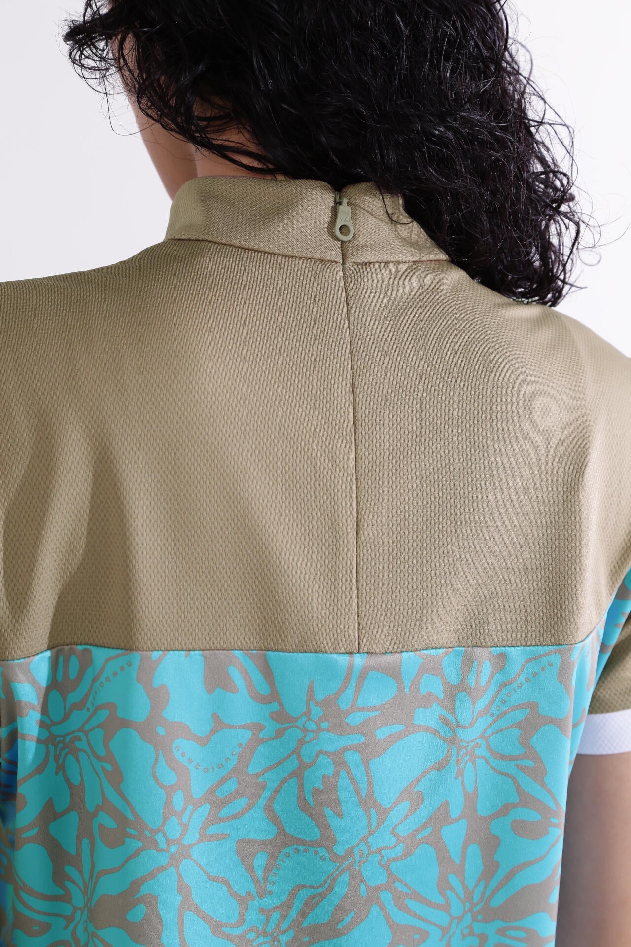 【直営店舗限定】ハイビスカス柄 半袖 モックネック プルオーバー (WOMENS)