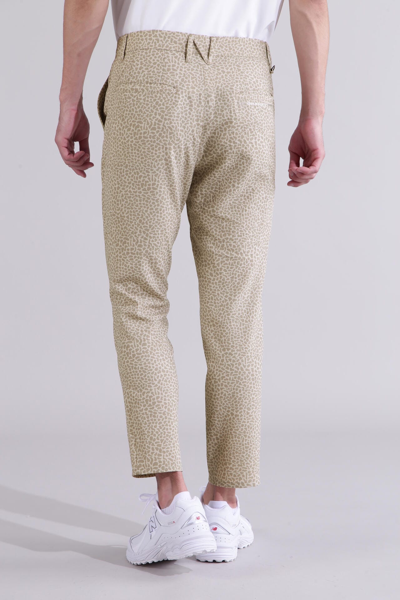 【直営店舗限定】テーパード クロップド パンツ (MENS)