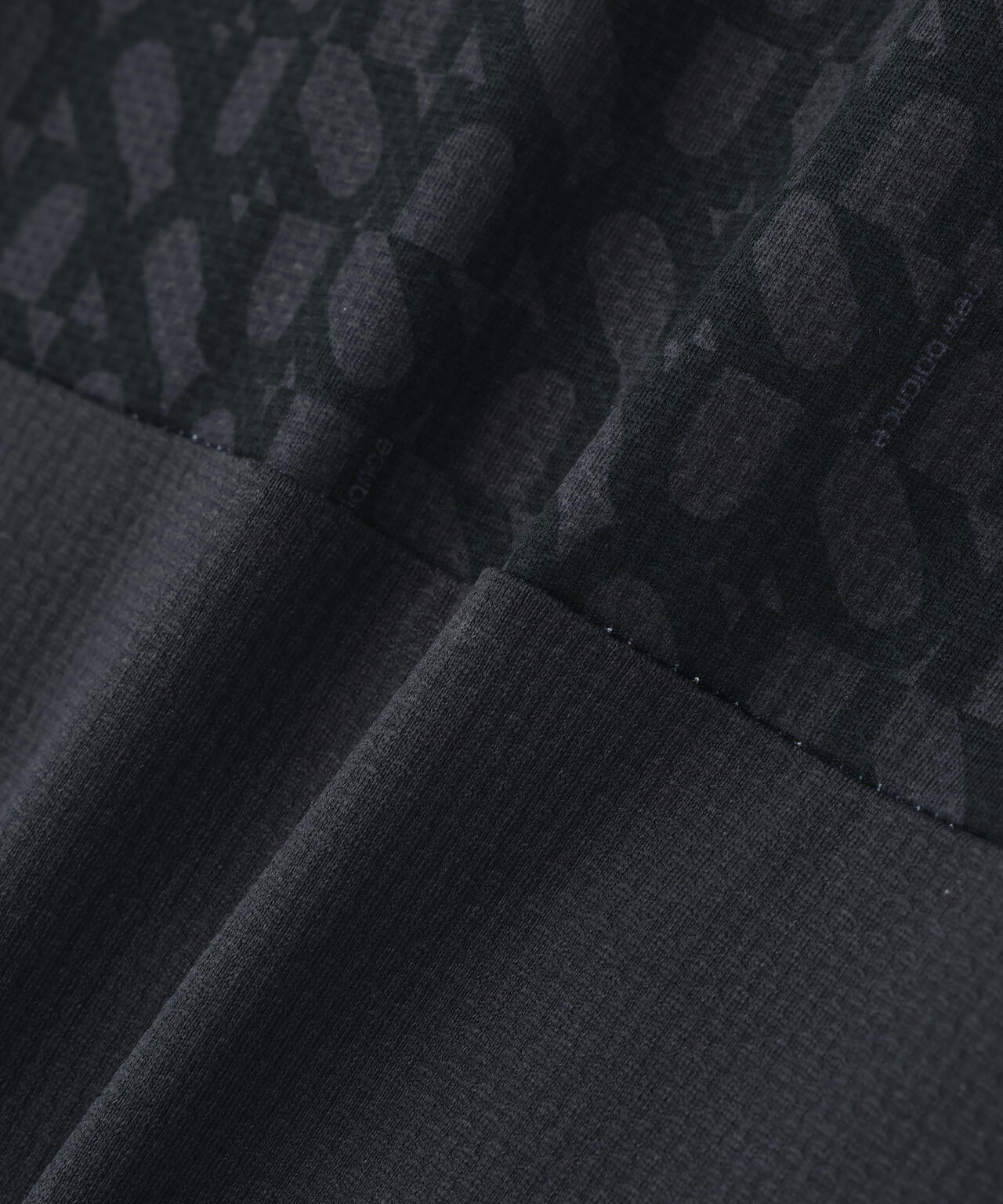 ロゴジオメトリック柄 半袖 モックネック プルオーバー (MENS)