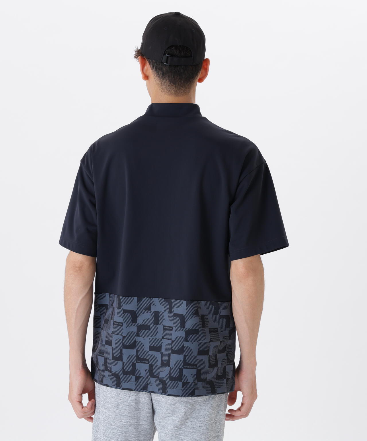 【直営店舗・公式オンライン限定】ロゴジオメトリック柄 ハーフスリーブ モックネック プルオーバー (MENS)