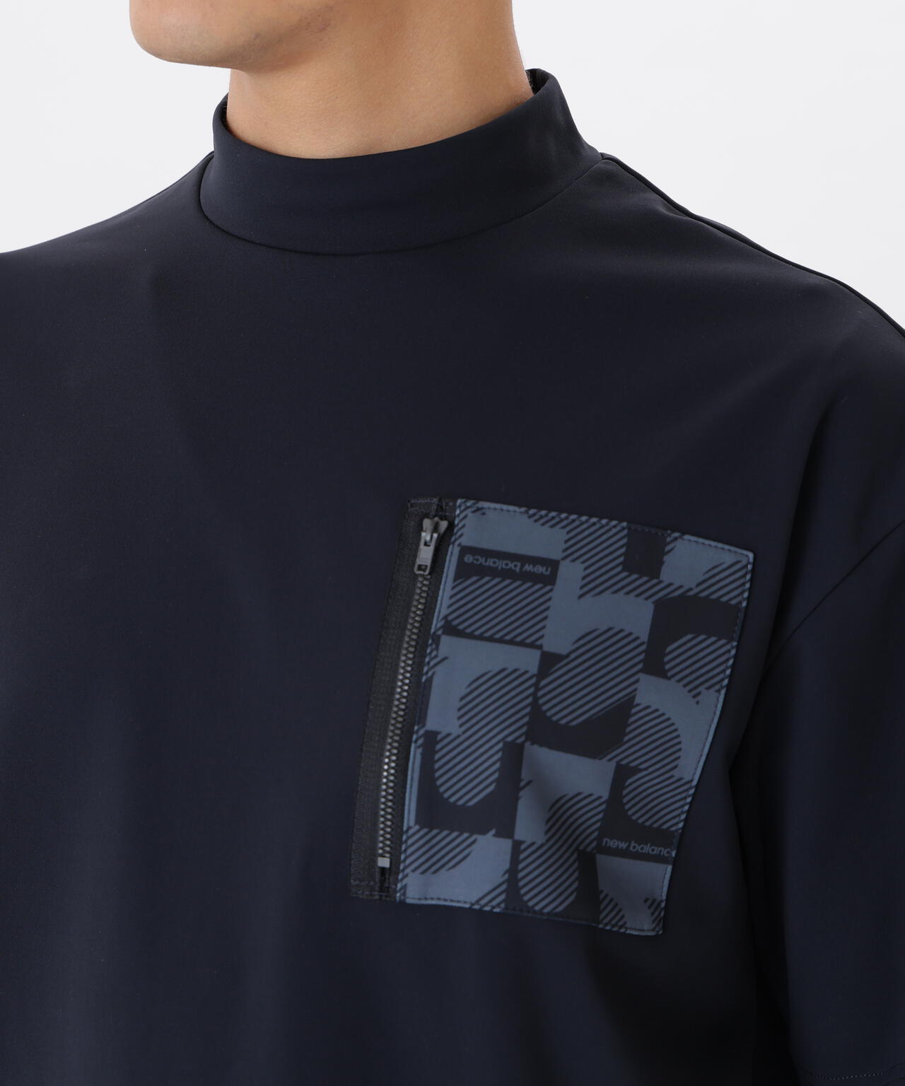 【直営店舗・公式オンライン限定】ロゴジオメトリック柄 ハーフスリーブ モックネック プルオーバー (MENS)