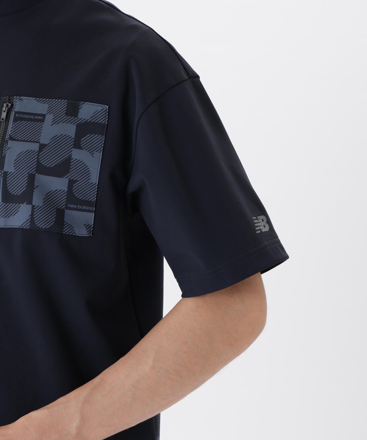 【直営店舗・公式オンライン限定】ロゴジオメトリック柄 ハーフスリーブ モックネック プルオーバー (MENS)