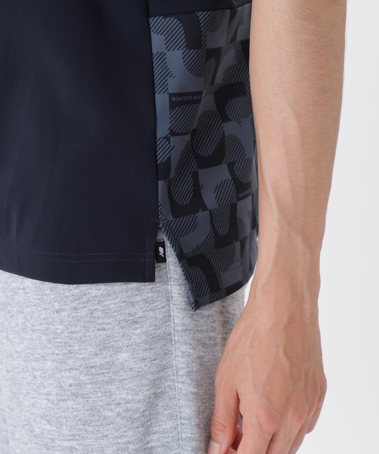 【直営店舗・公式オンライン限定】ロゴジオメトリック柄 ハーフスリーブ モックネック プルオーバー (MENS)