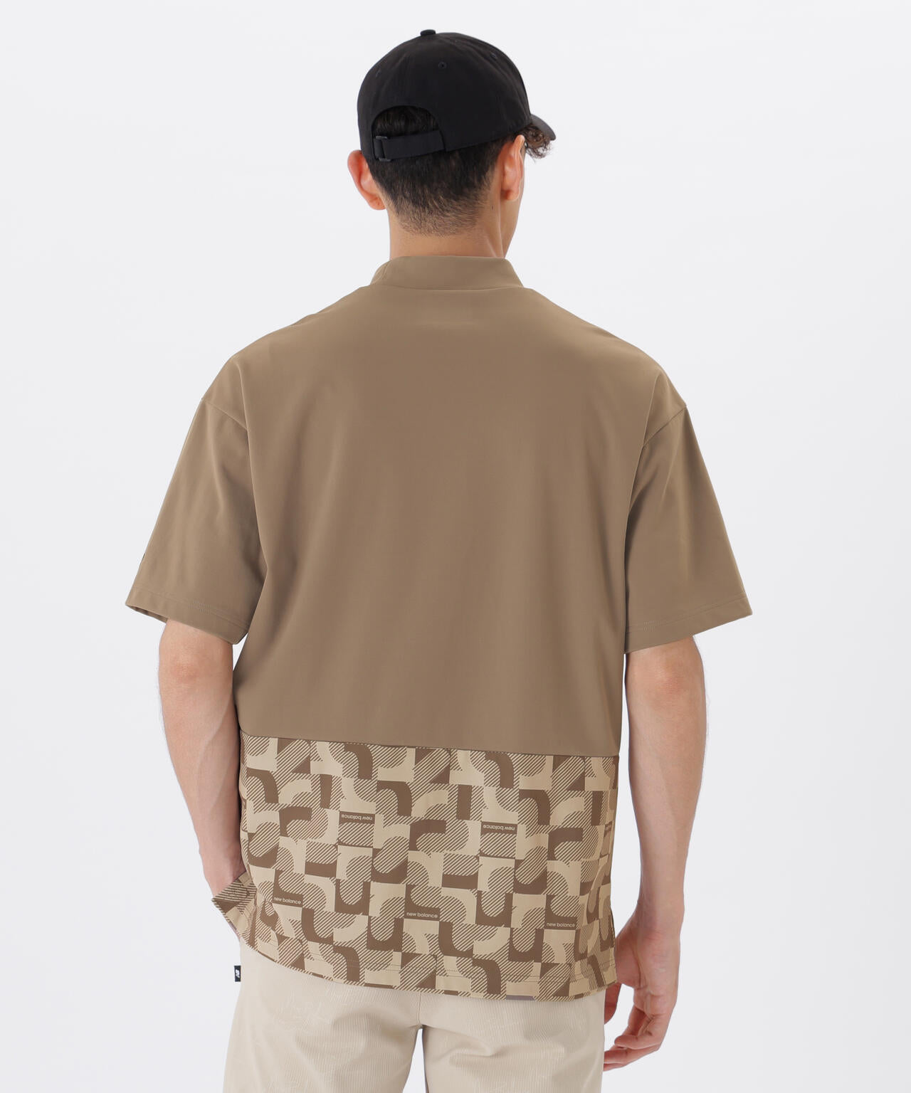 【直営店舗・公式オンライン限定】ロゴジオメトリック柄 ハーフスリーブ モックネック プルオーバー (MENS)