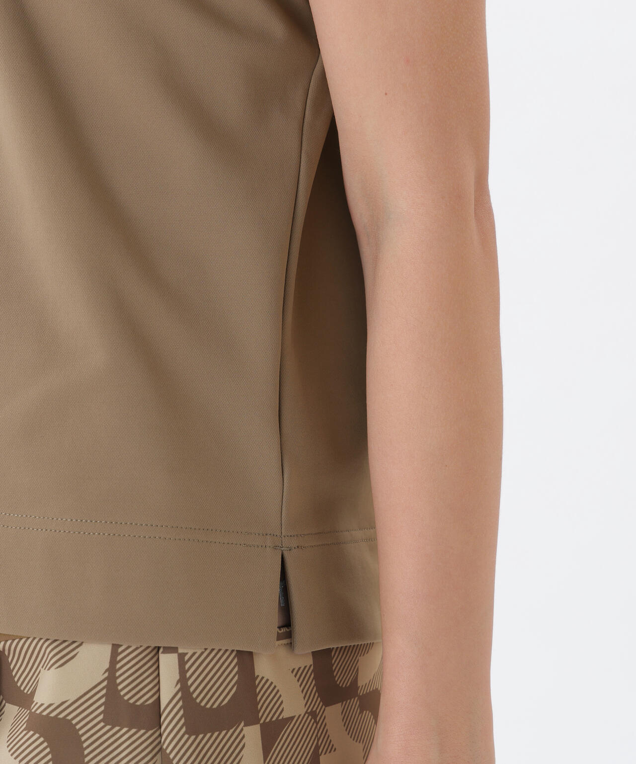 ロゴジオメトリック柄 UV フレンチスリーブ モックネック プルオーバー (WOMENS)