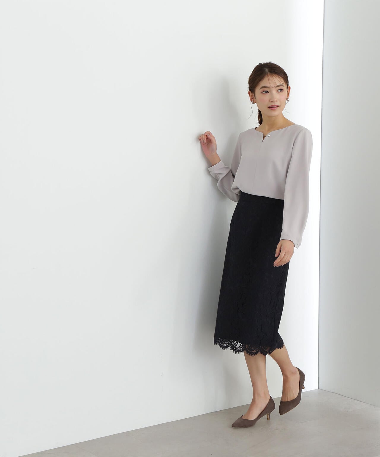 ラインストーンニュアンスネックブラウス
