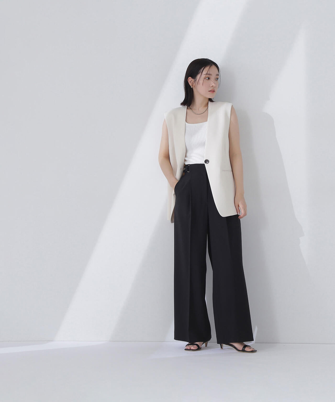 ノーカラーミニマルジレ