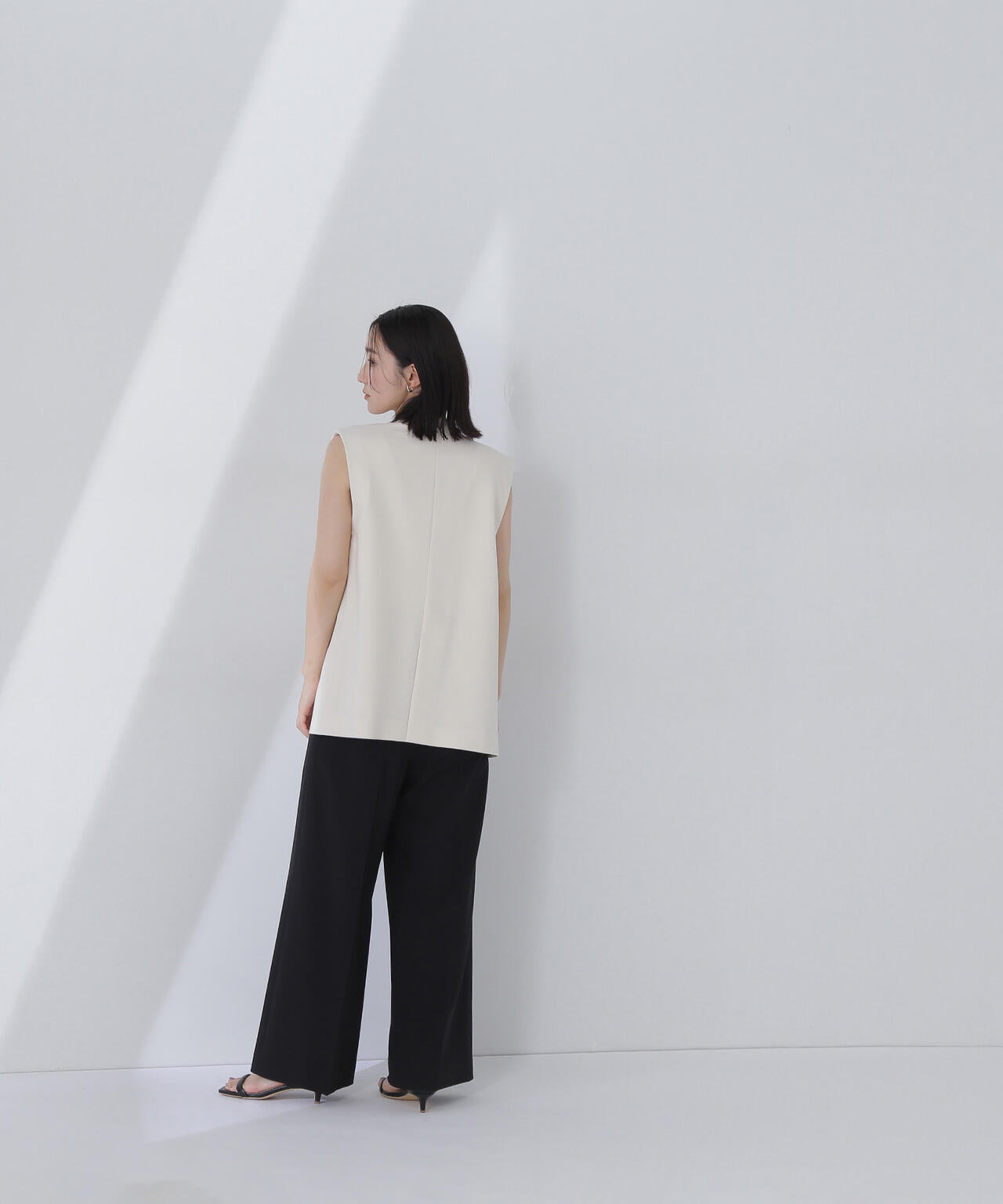 ノーカラーミニマルジレ