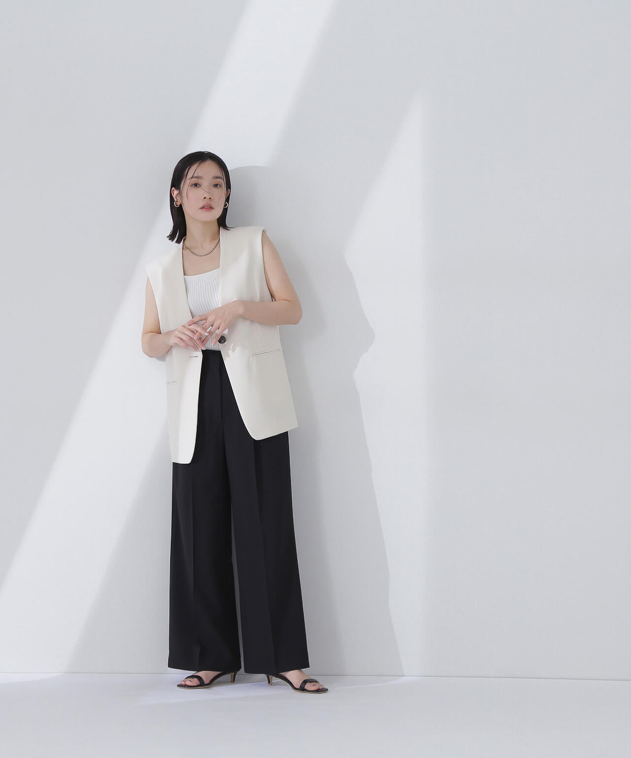 ノーカラーミニマルジレ