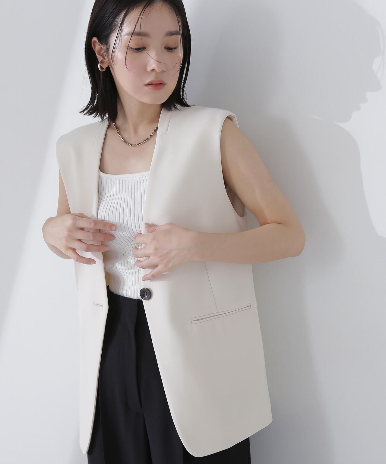 ノーカラーミニマルジレ