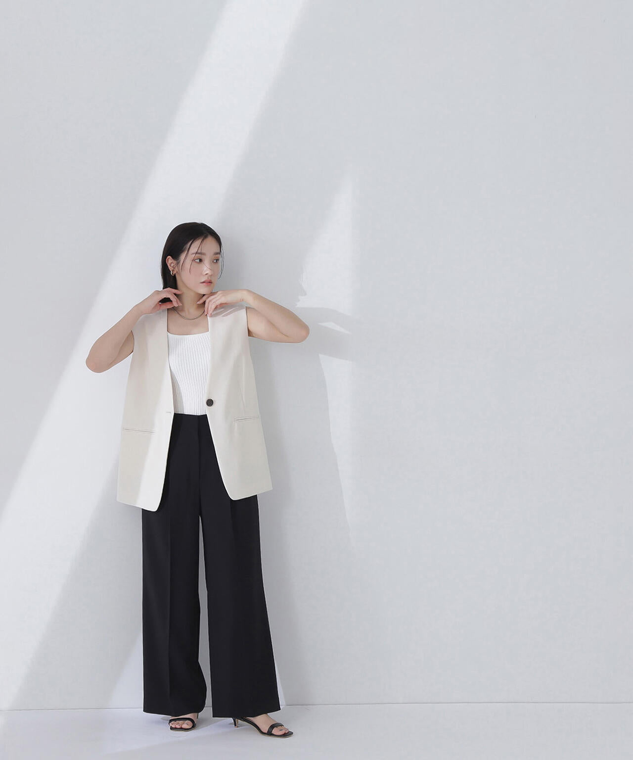 ノーカラーミニマルジレ