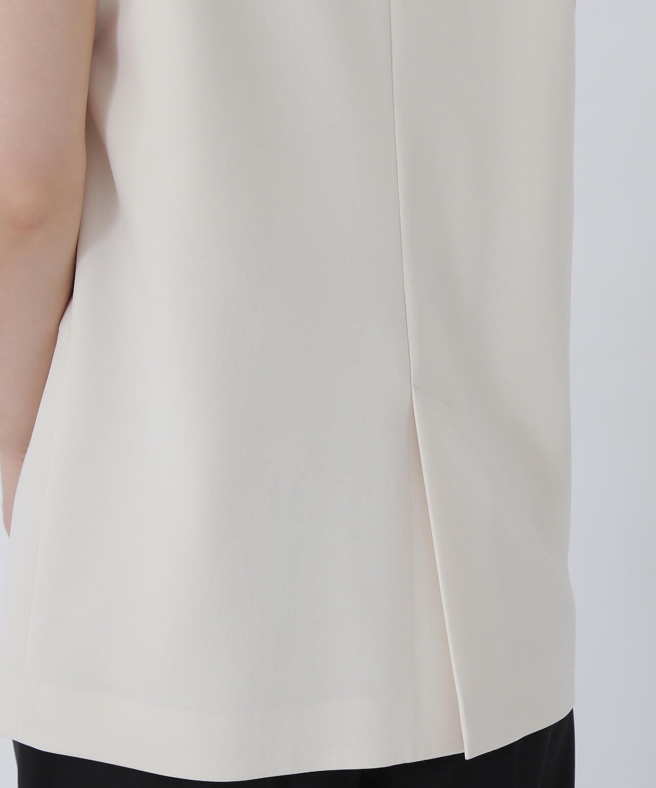 ノーカラーミニマルジレ