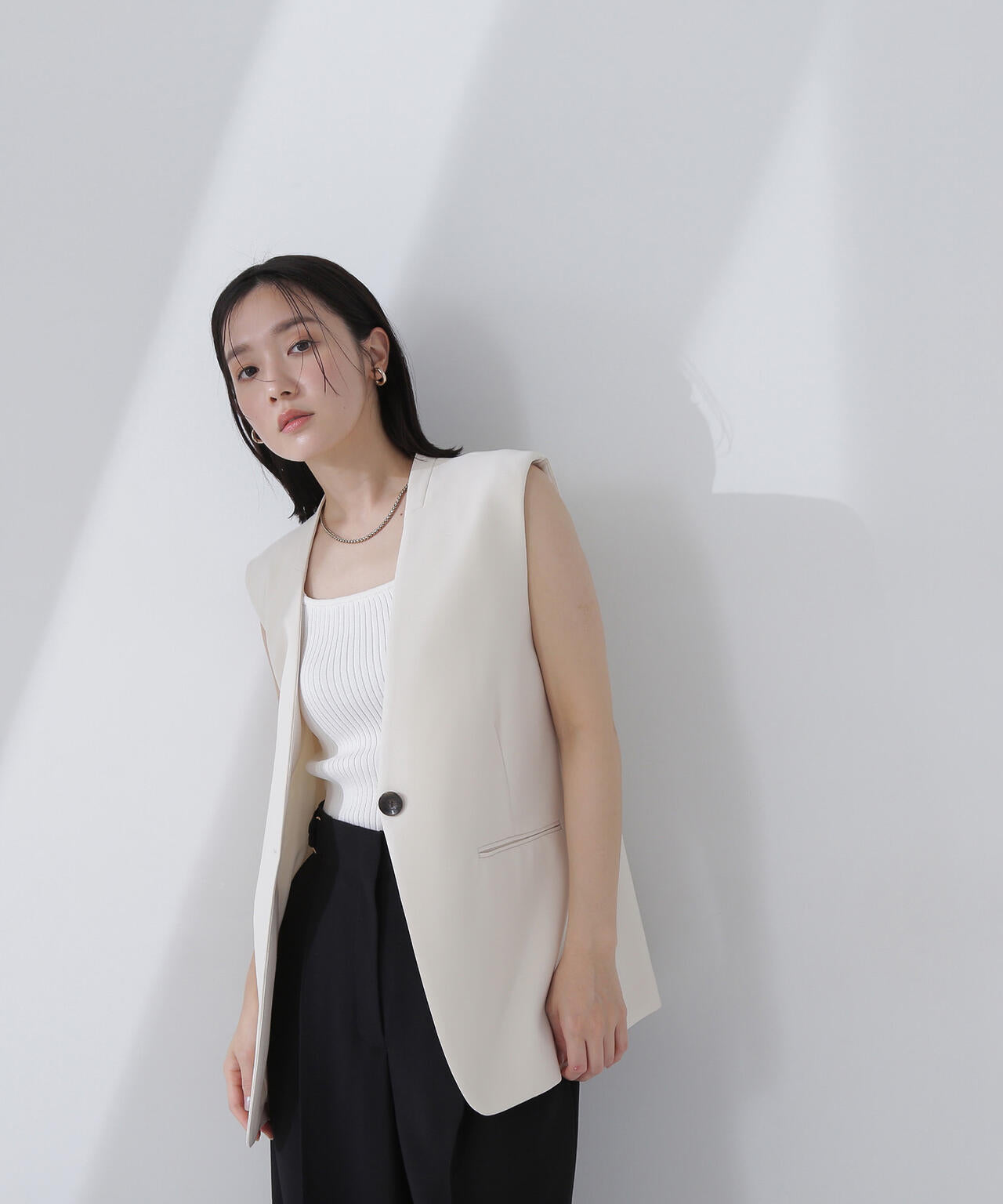 ノーカラーミニマルジレ