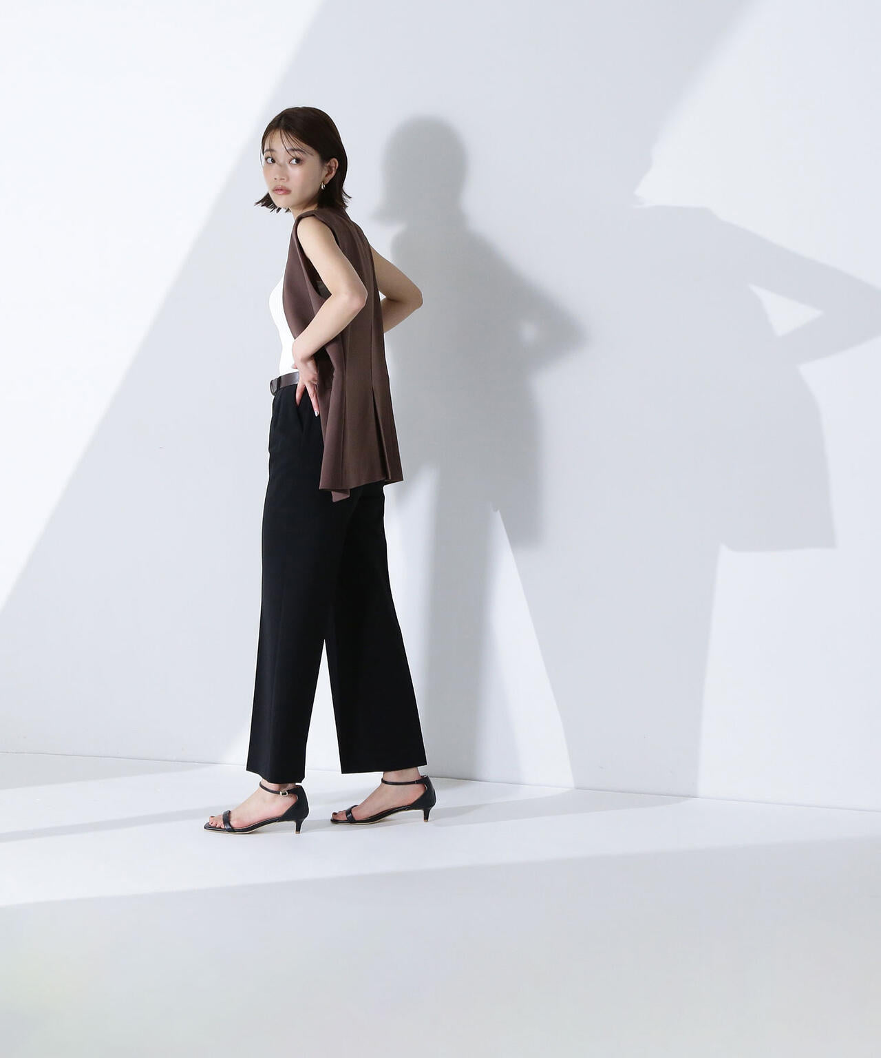 ノーカラーミニマルジレ