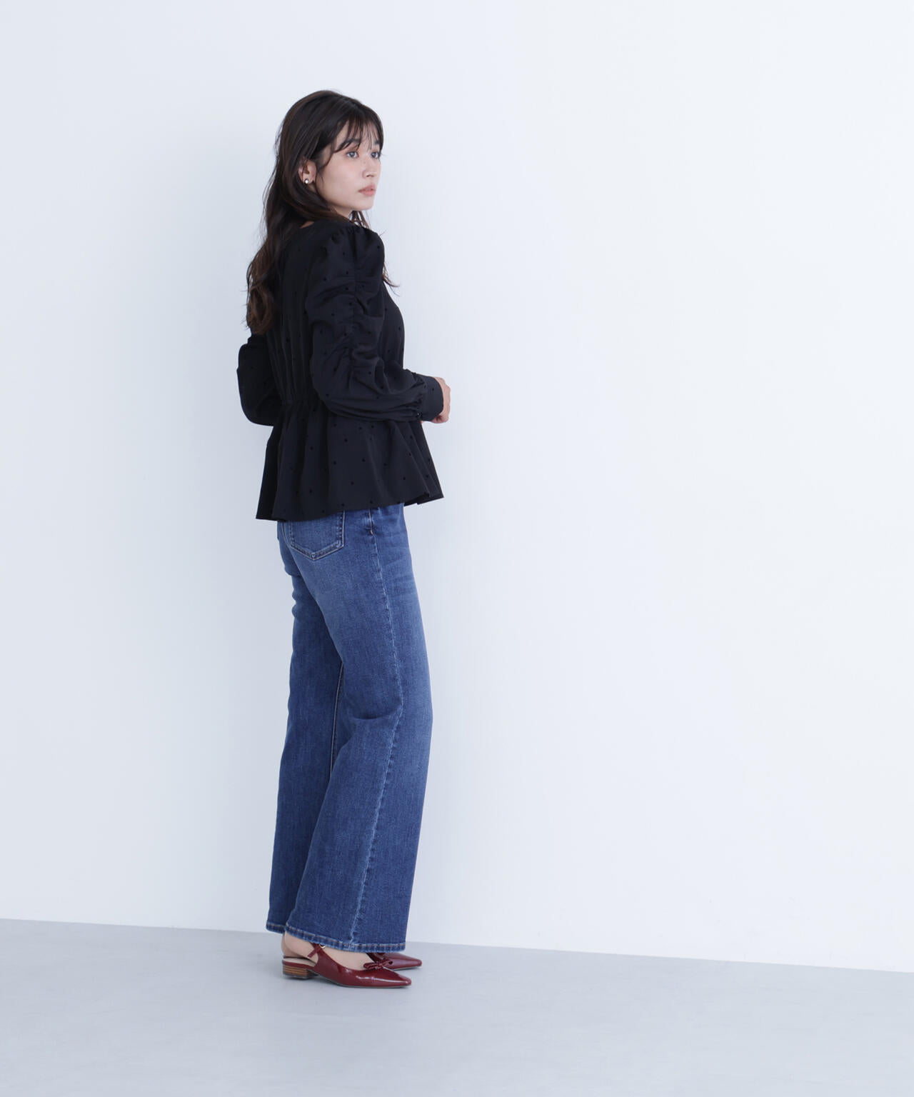 フロッキードットペプラムブラウス