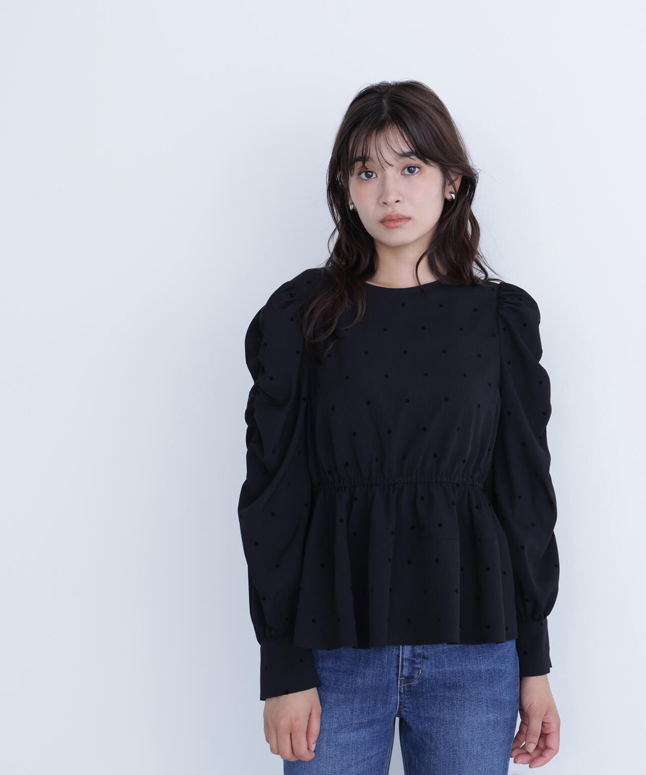 フロッキードットペプラムブラウス
