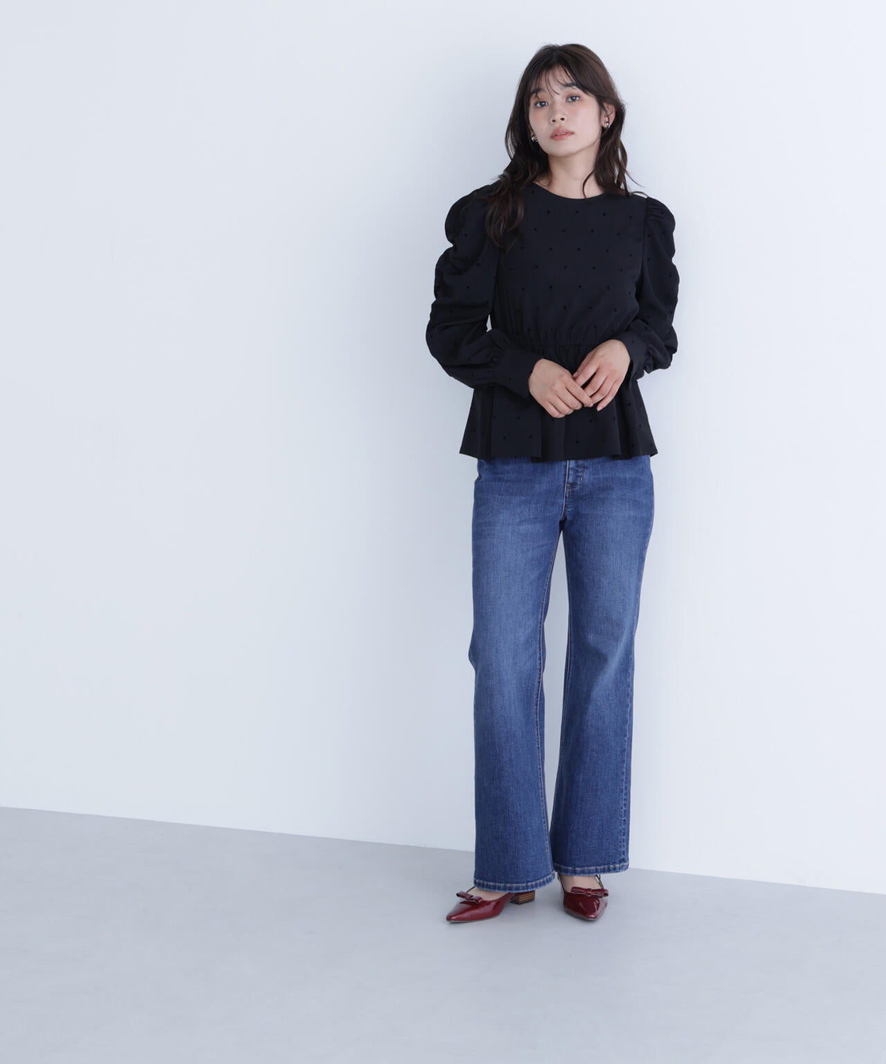 フロッキードットペプラムブラウス