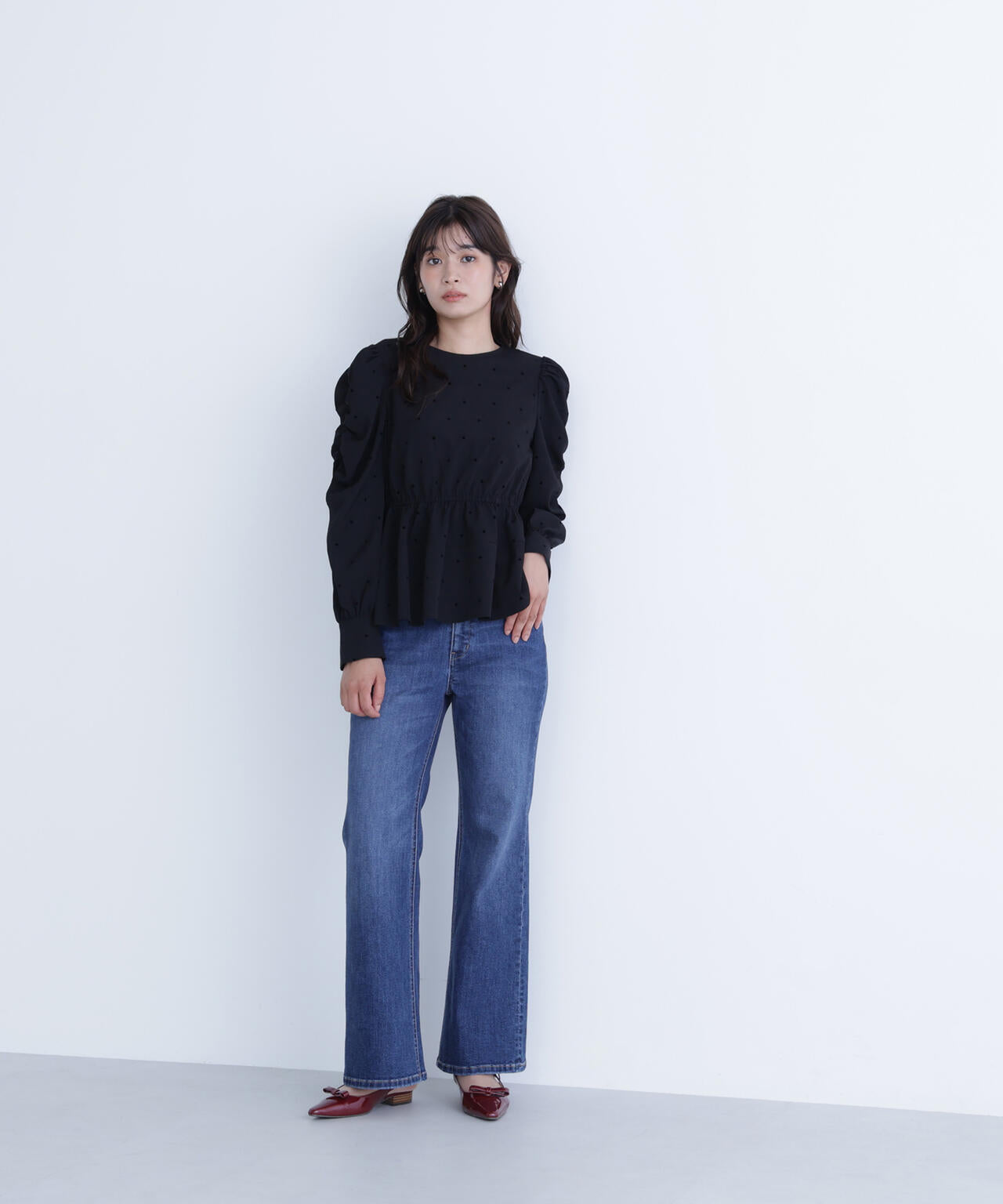 フロッキードットペプラムブラウス