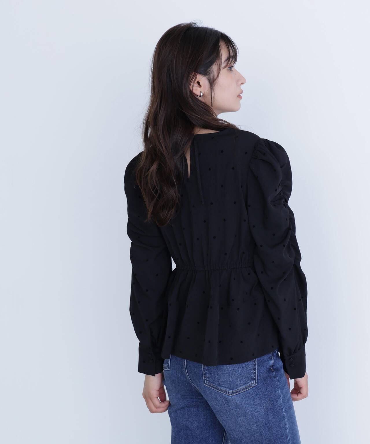 フロッキードットペプラムブラウス