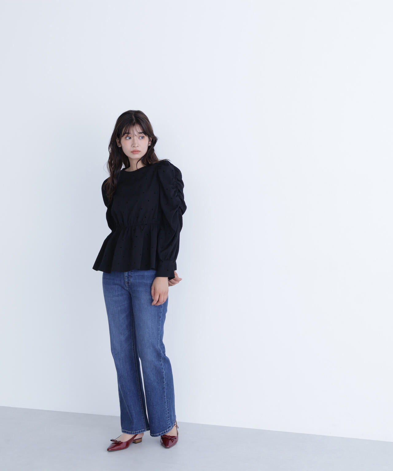 フロッキードットペプラムブラウス