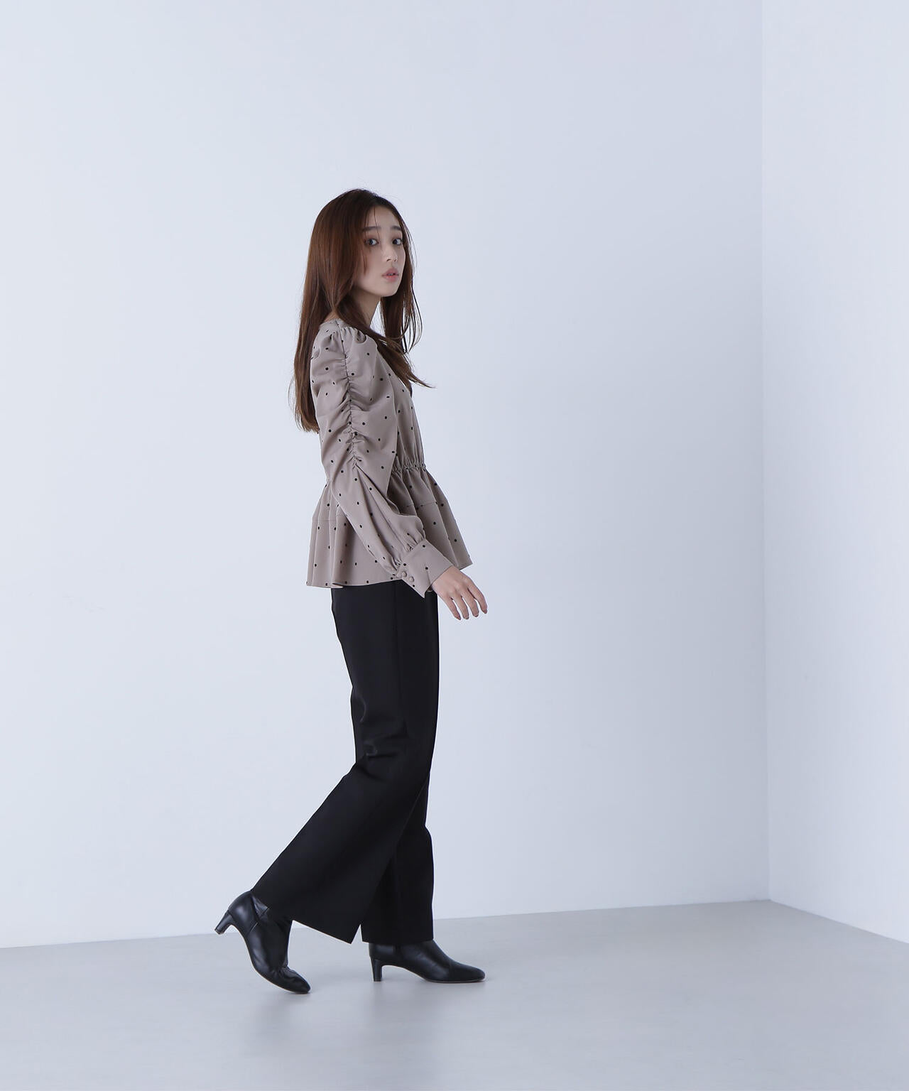 フロッキードットペプラムブラウス