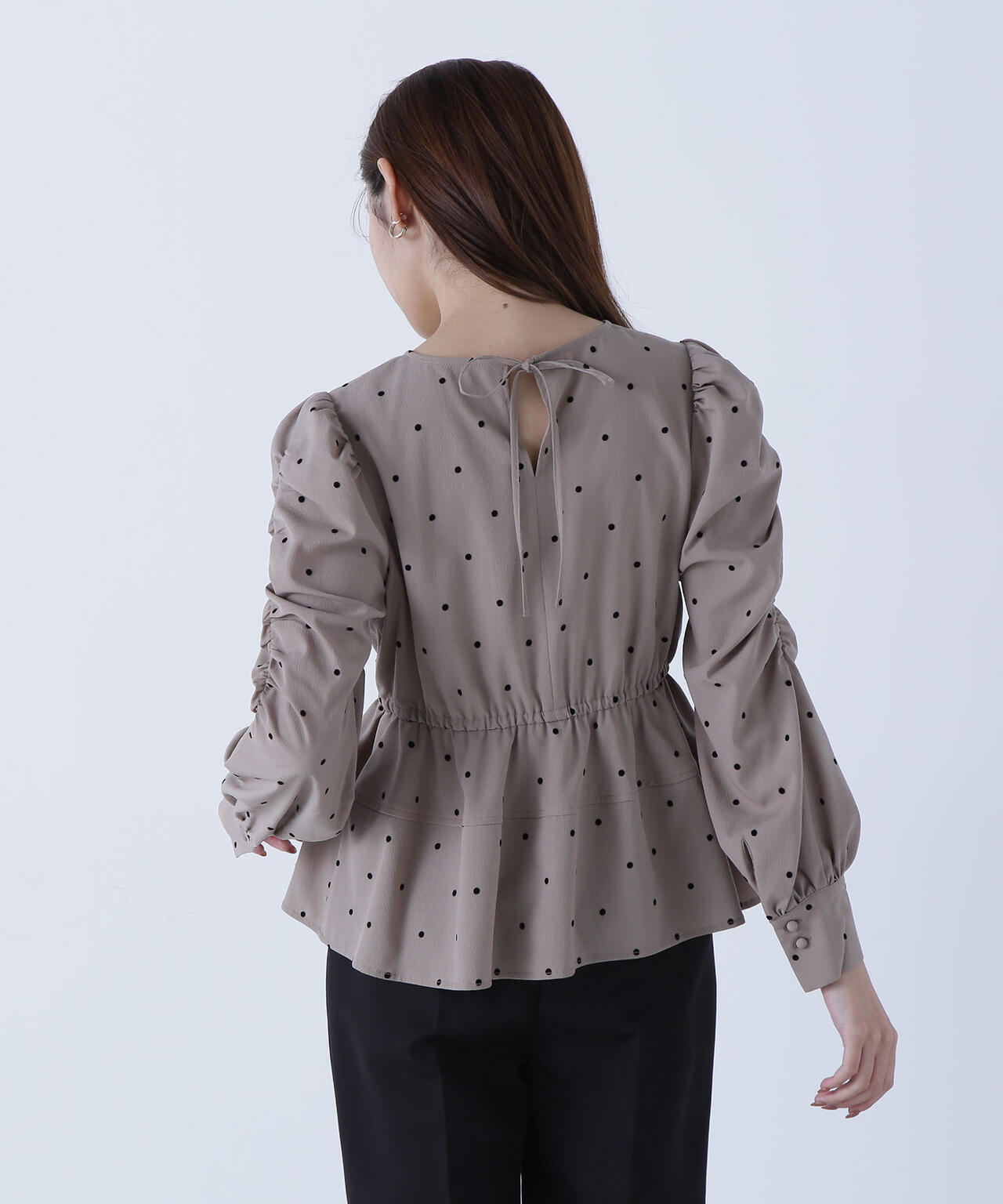 フロッキードットペプラムブラウス