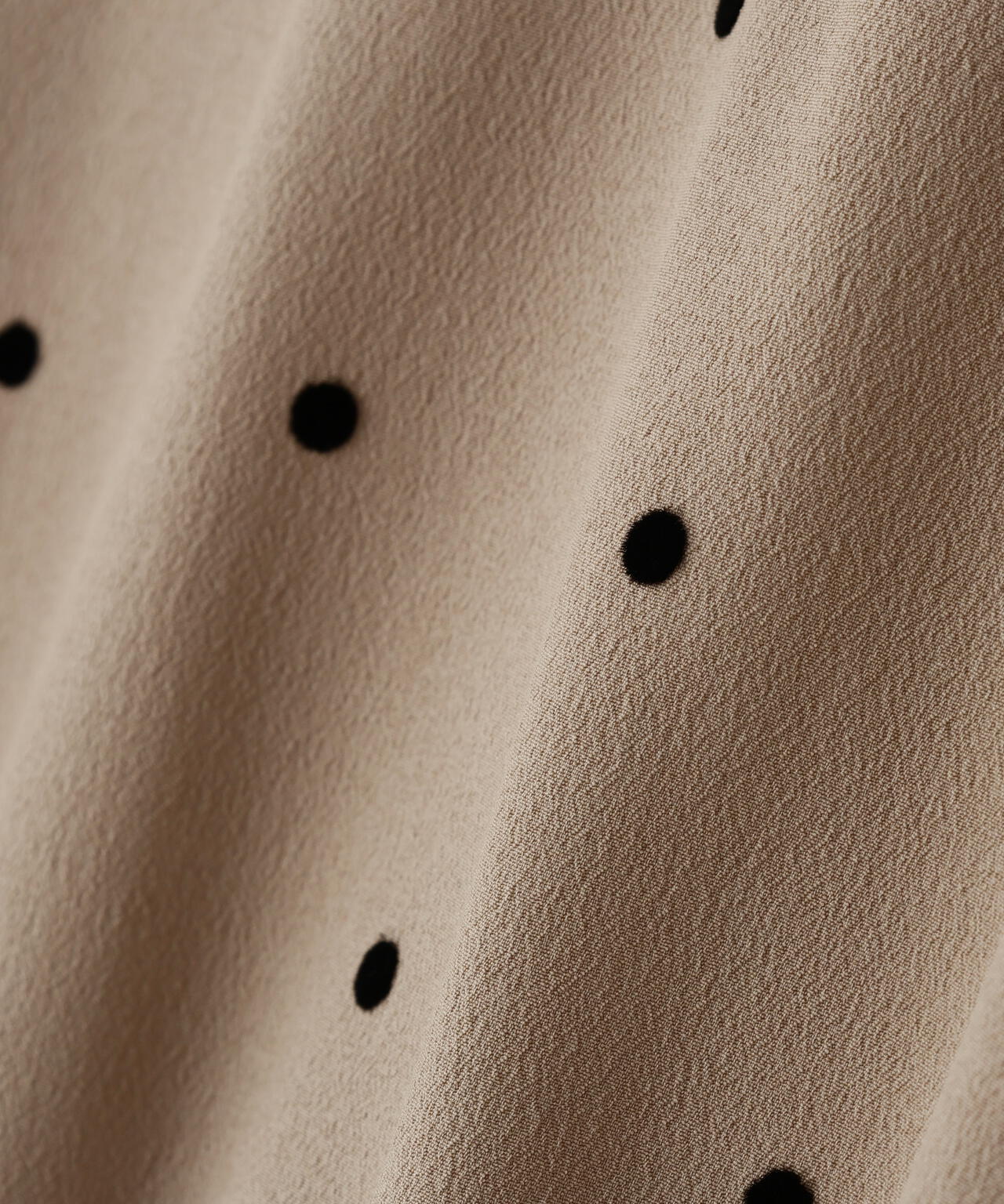 フロッキードットペプラムブラウス