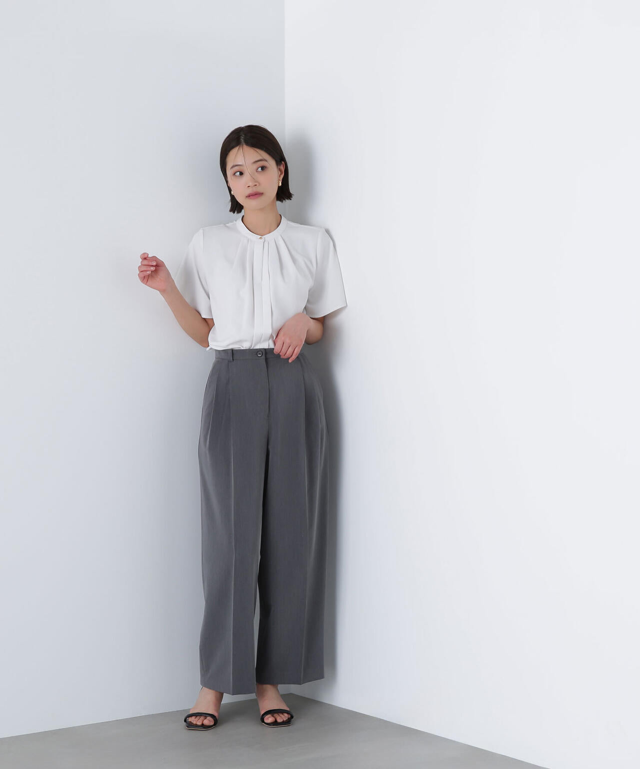 フロントタックフレアスリーブブラウス