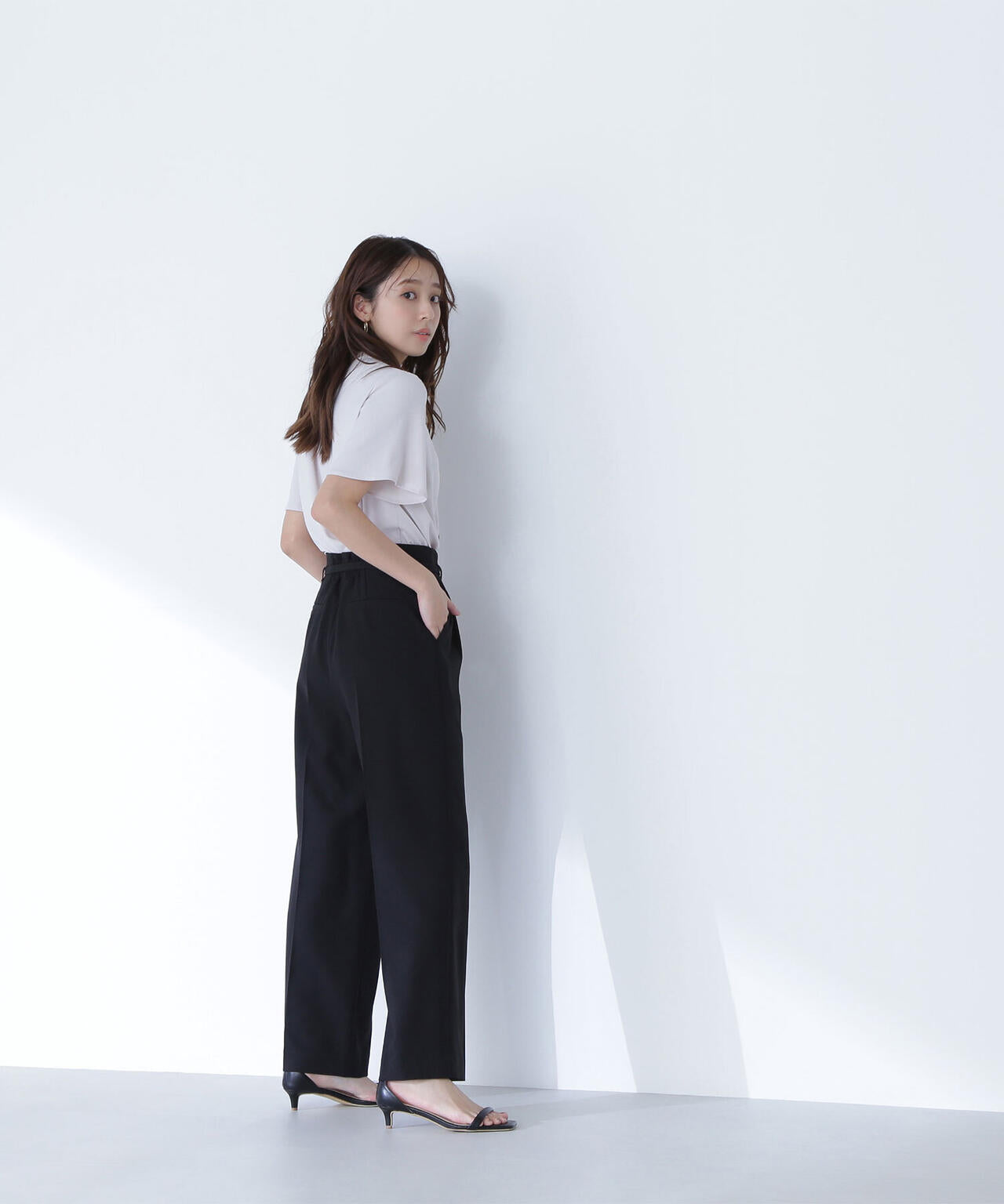 フロントタックフレアスリーブブラウス