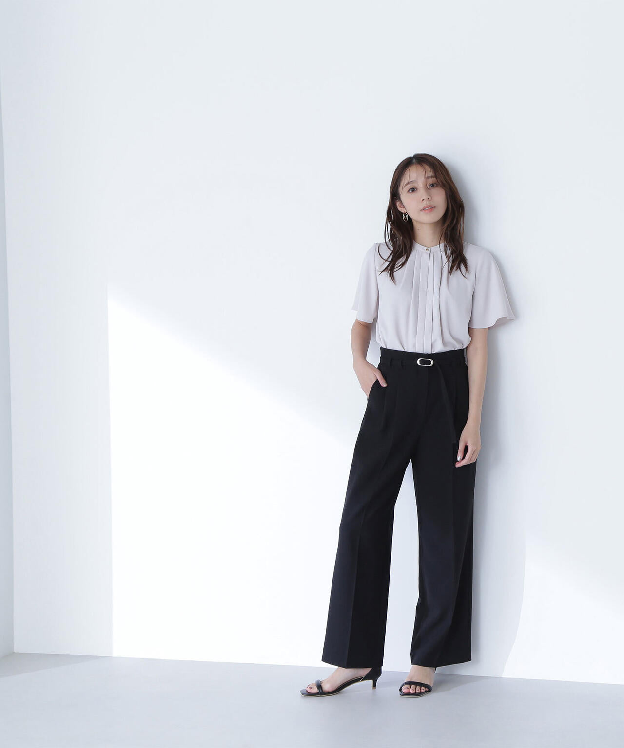 フロントタックフレアスリーブブラウス