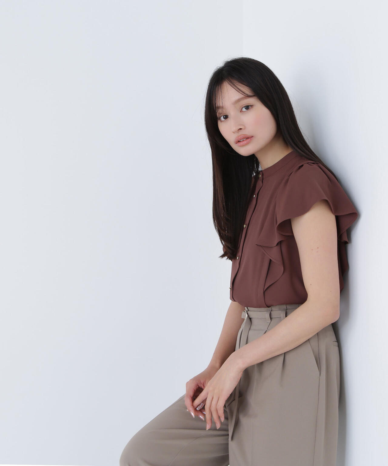 メタルボタンフリルスリーブブラウス