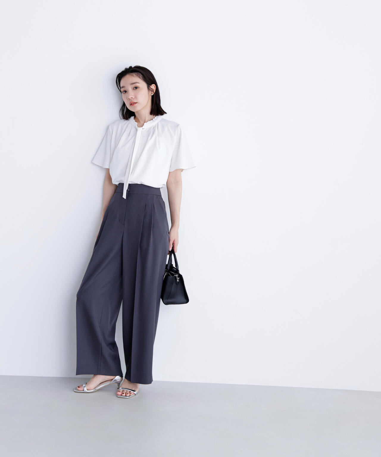 フリルネックナローボウタイブラウス