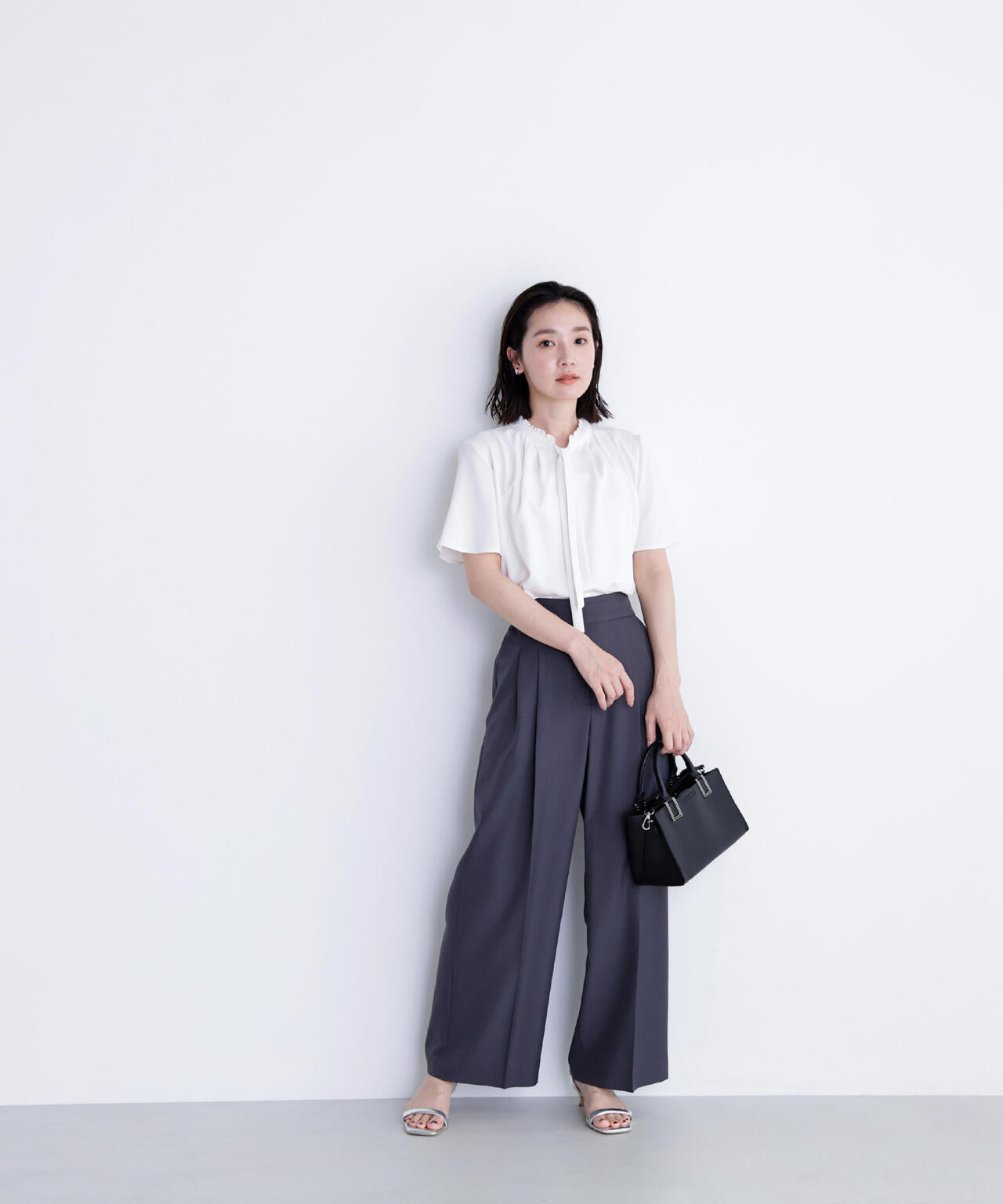 フリルネックナローボウタイブラウス