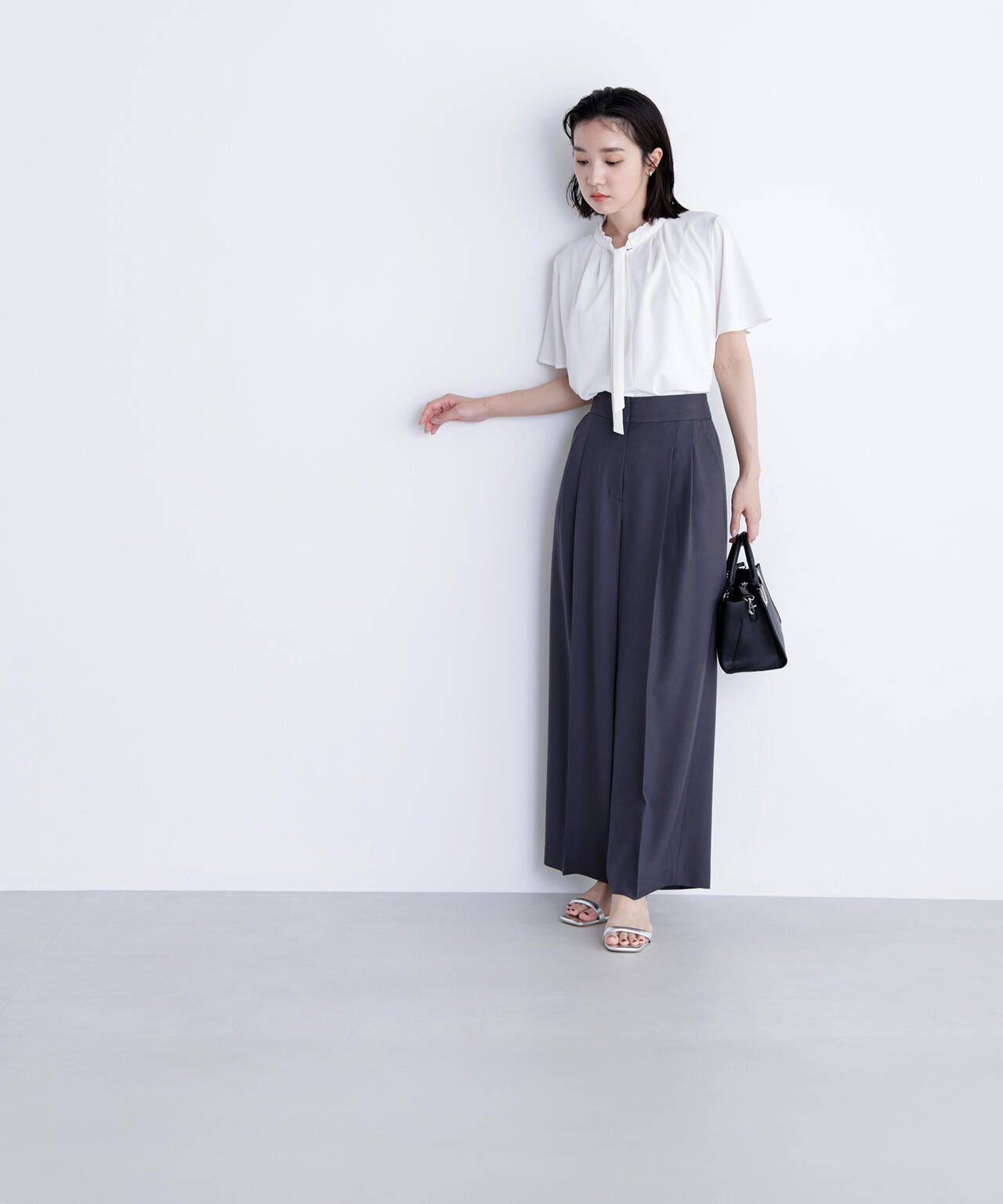 フリルネックナローボウタイブラウス