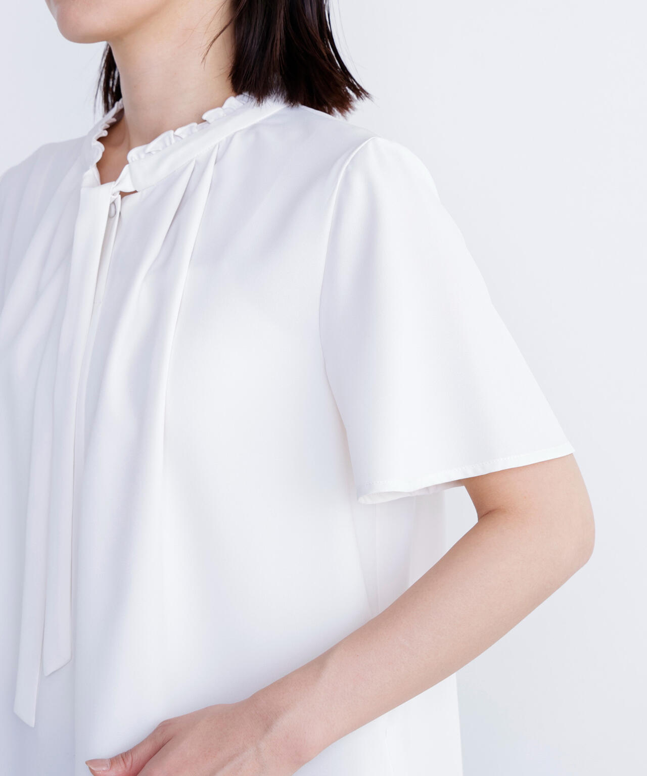 フリルネックナローボウタイブラウス