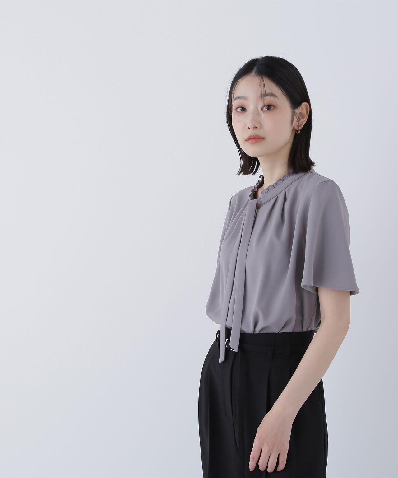 フリルネックナローボウタイブラウス