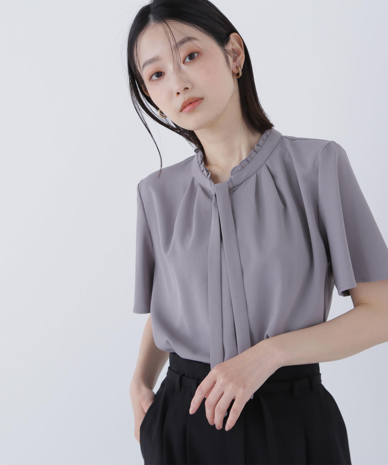 フリルネックナローボウタイブラウス