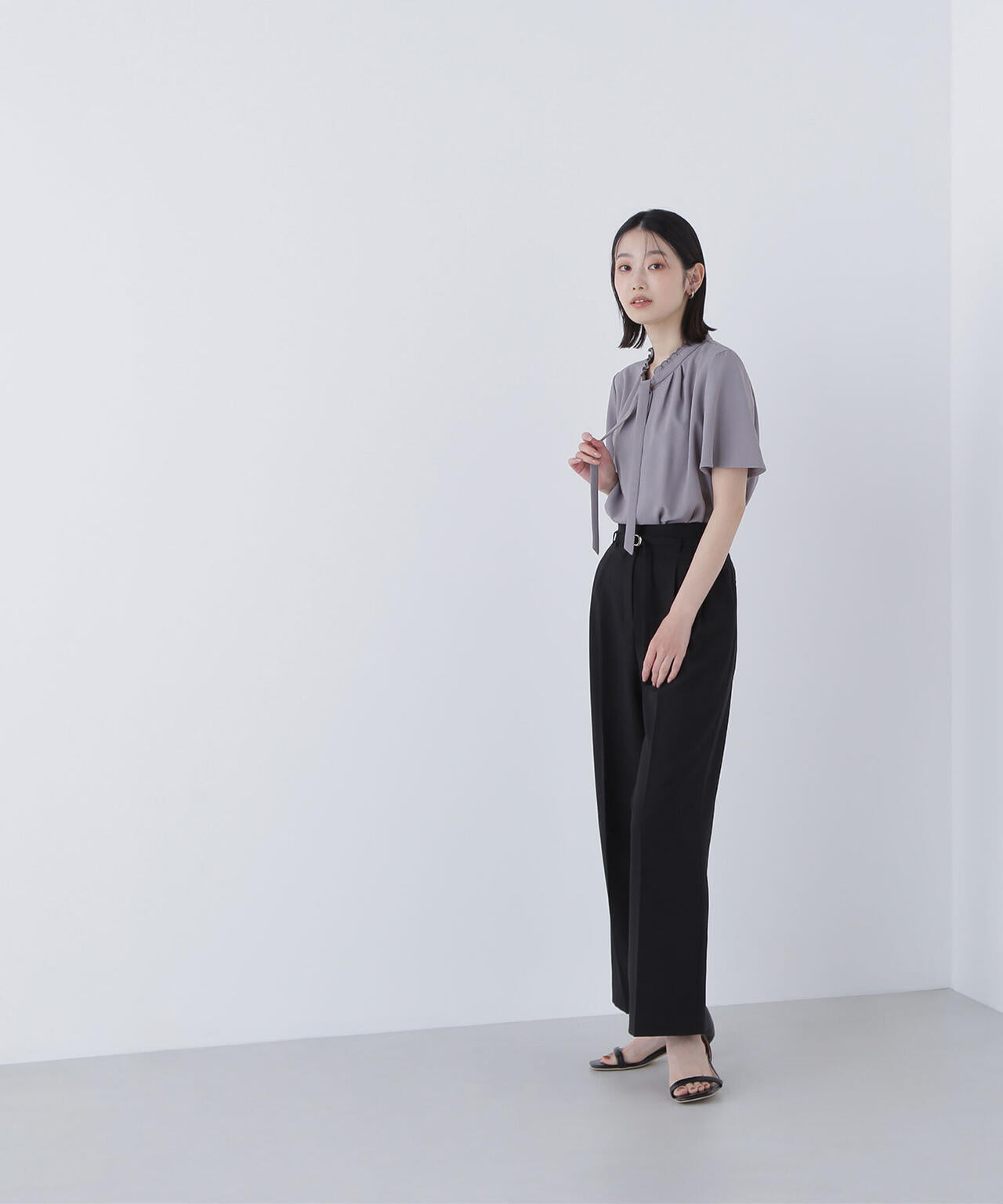 フリルネックナローボウタイブラウス