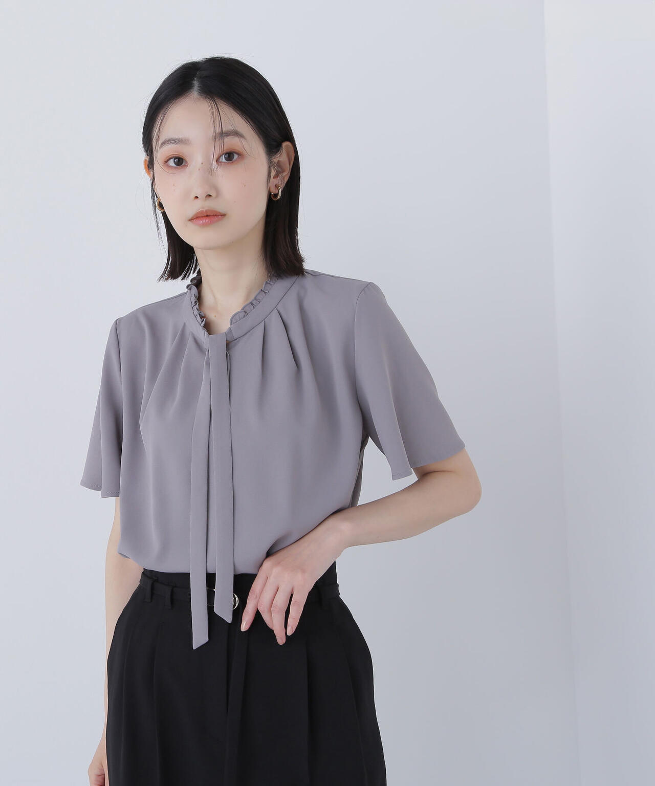 フリルネックナローボウタイブラウス