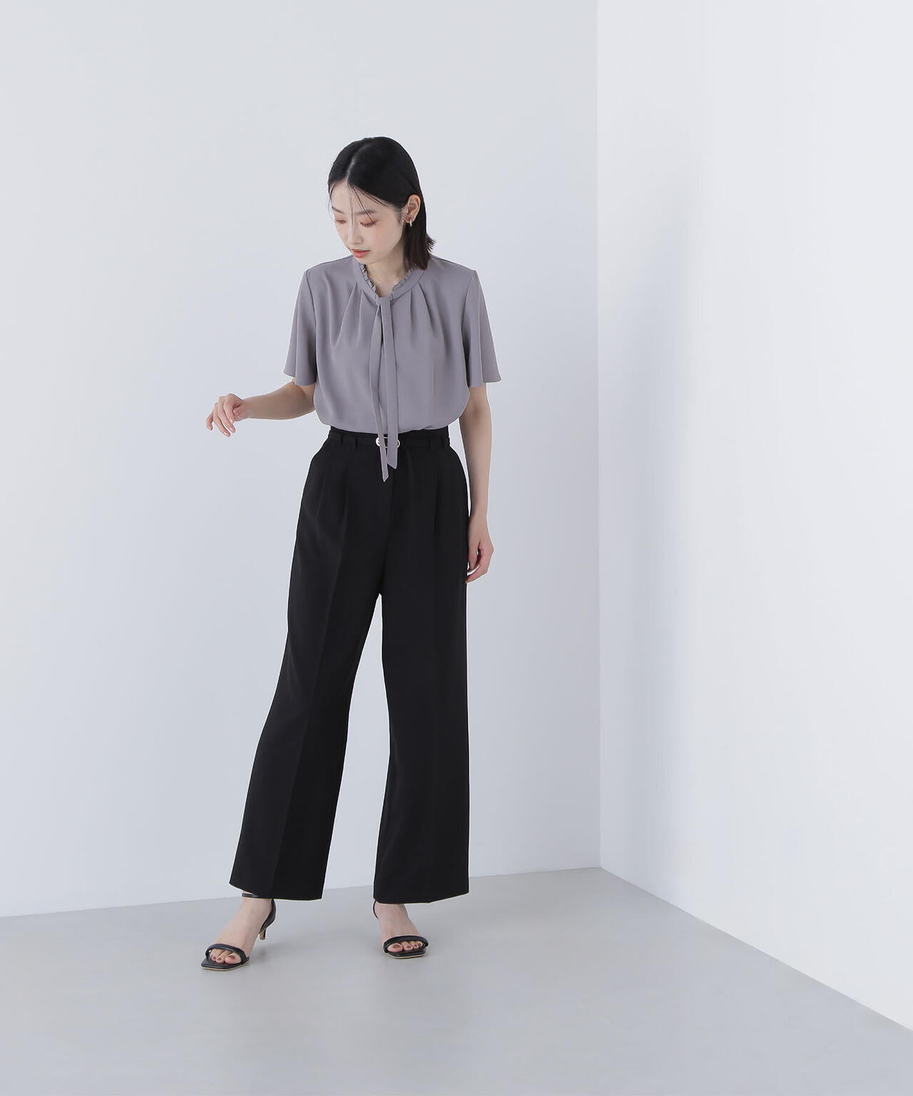 フリルネックナローボウタイブラウス