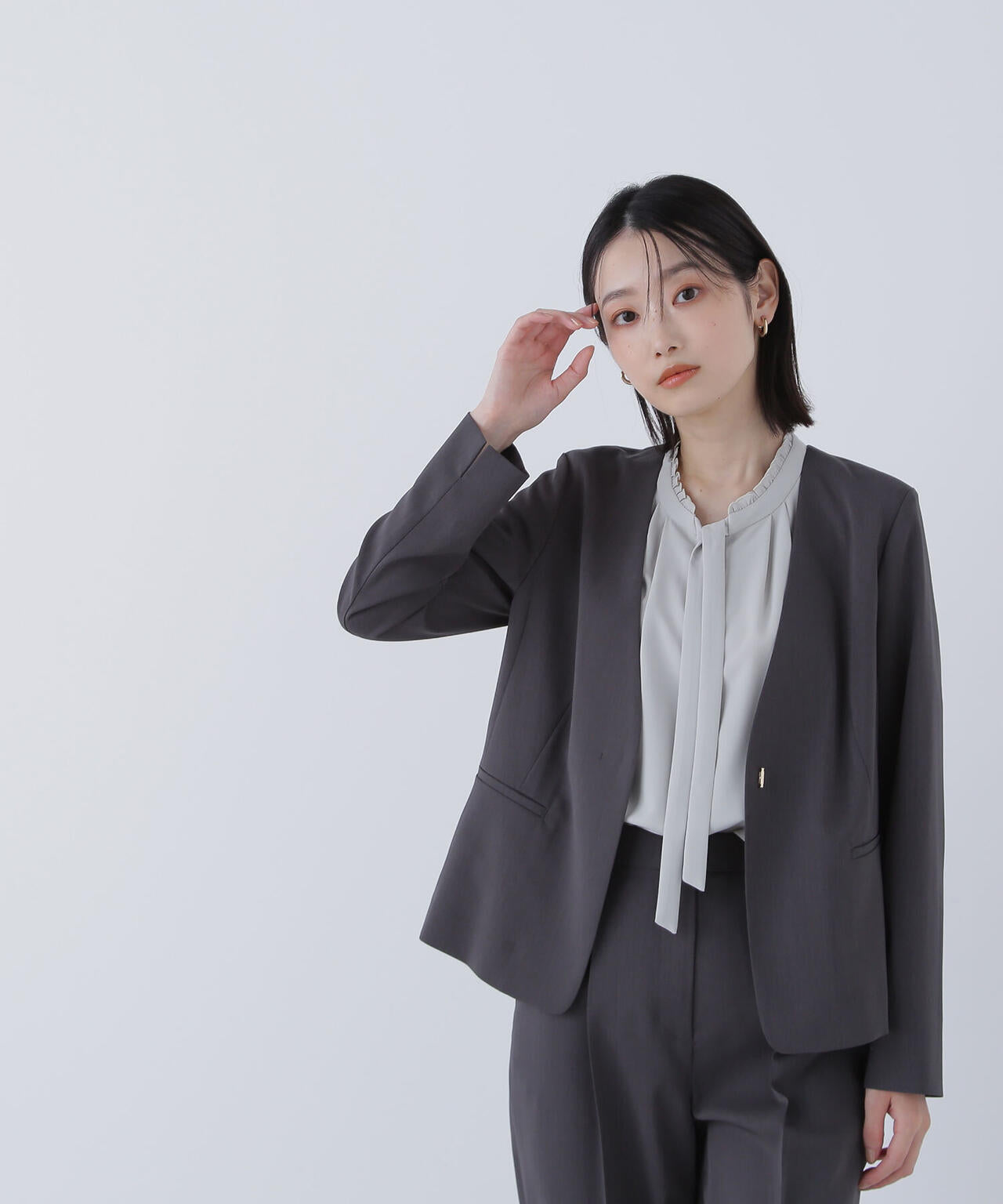 フリルネックナローボウタイブラウス