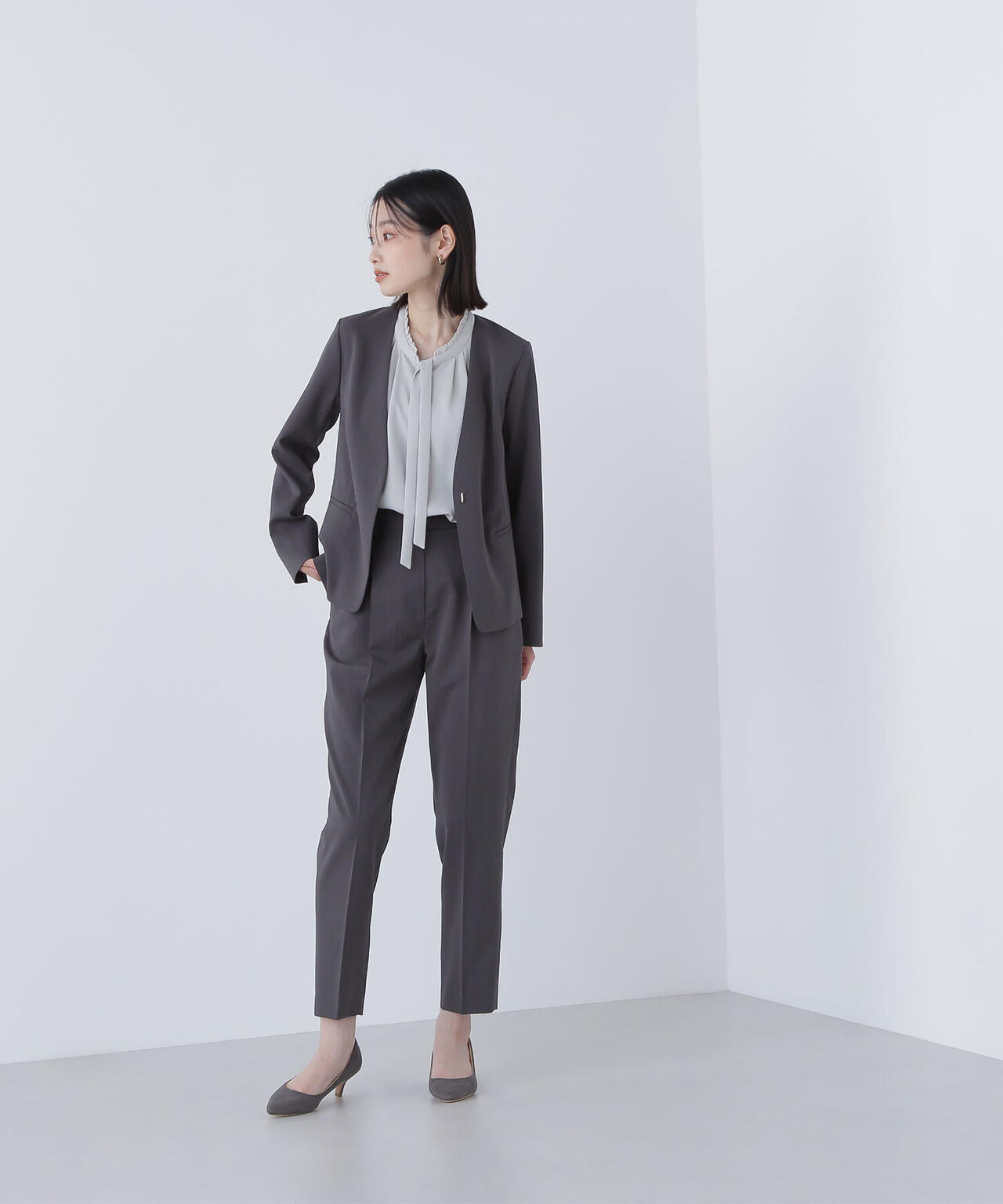 フリルネックナローボウタイブラウス