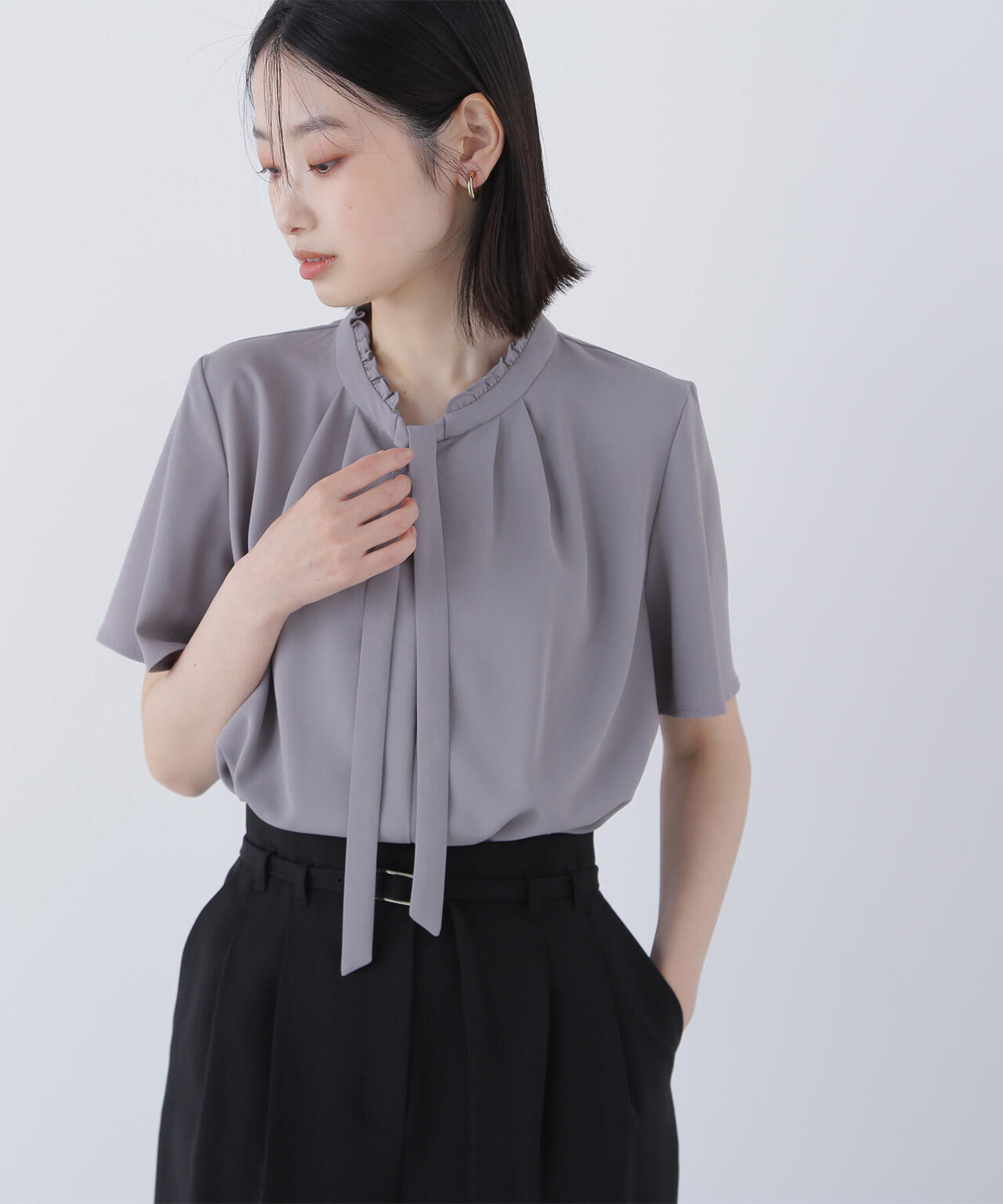 フリルネックナローボウタイブラウス