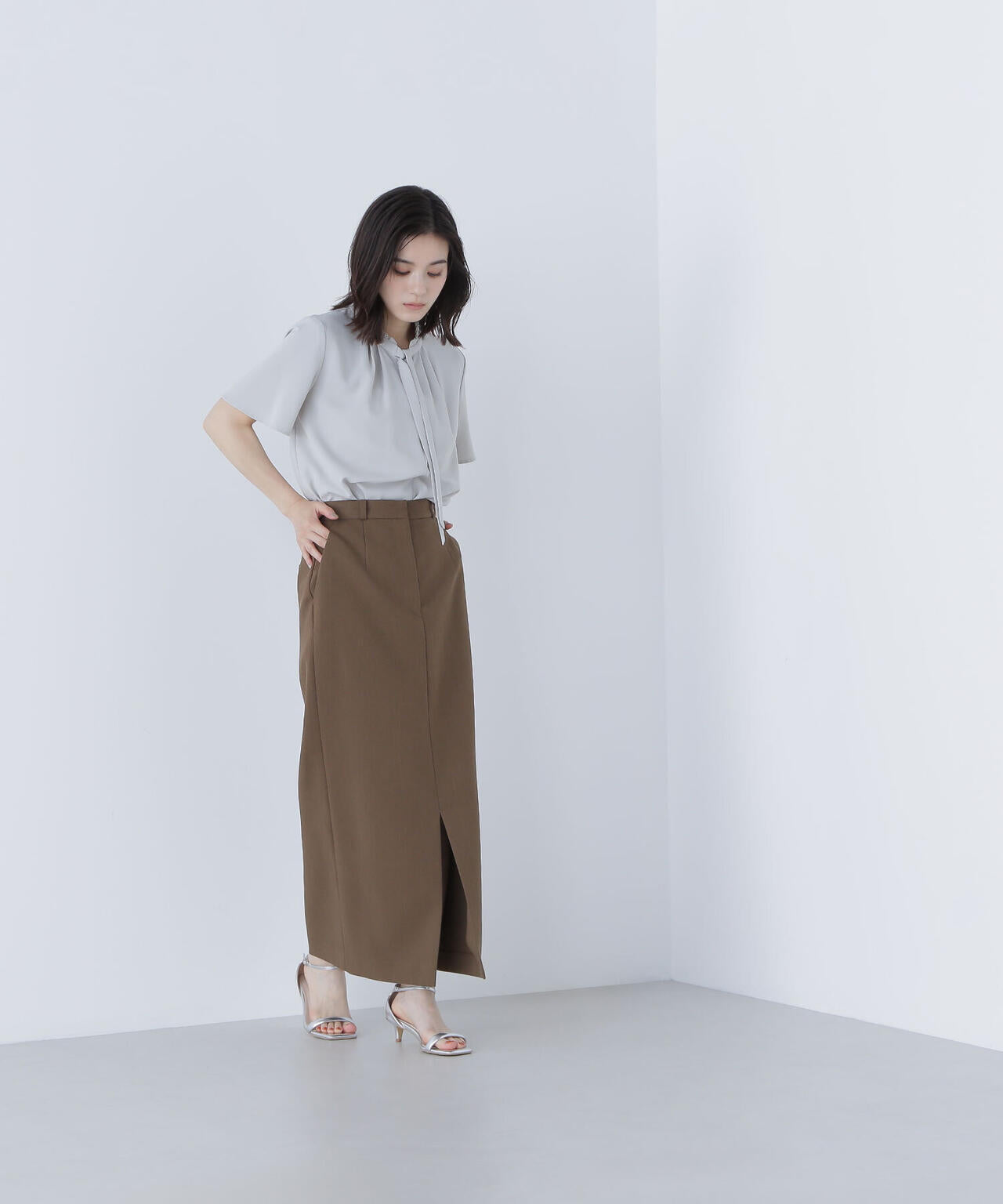 フリルネックナローボウタイブラウス