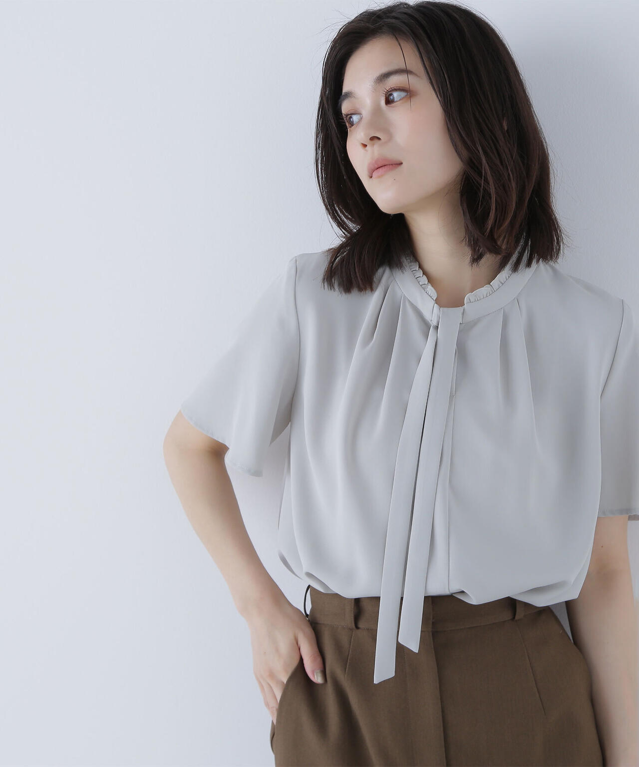 フリルネックナローボウタイブラウス