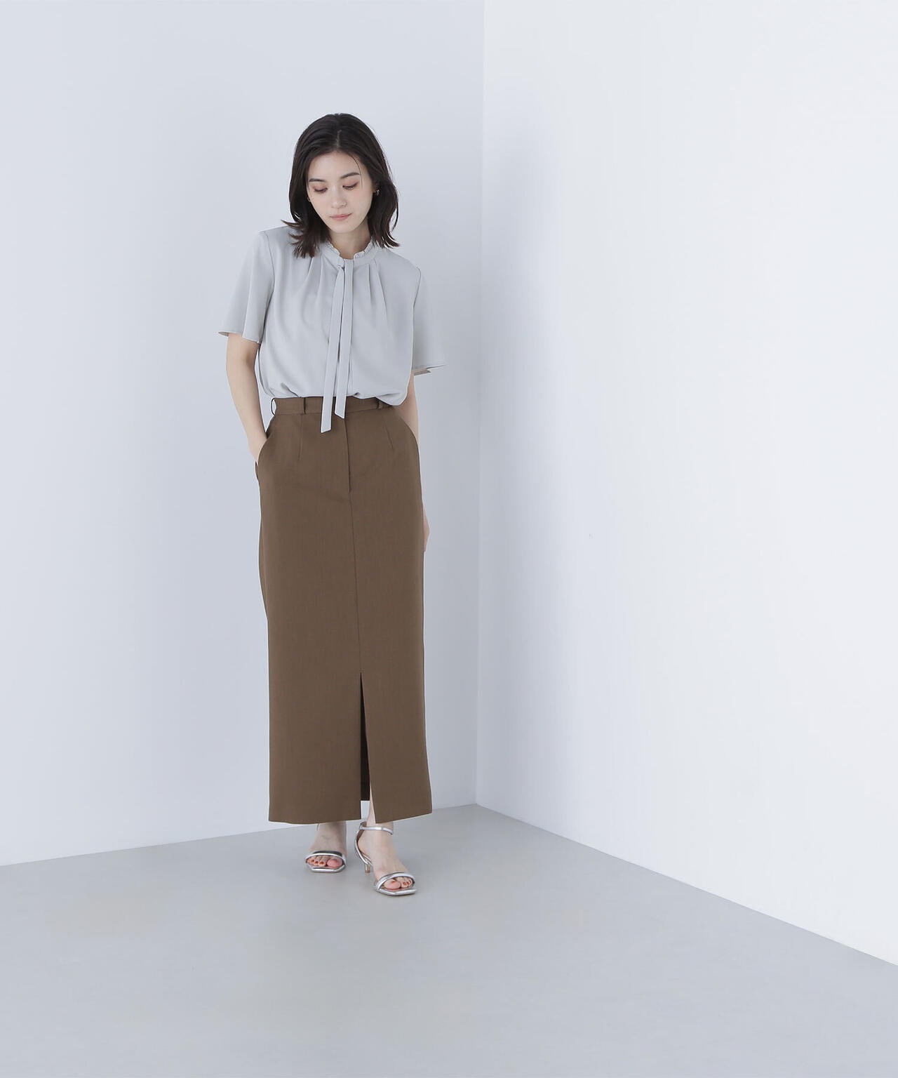 フリルネックナローボウタイブラウス