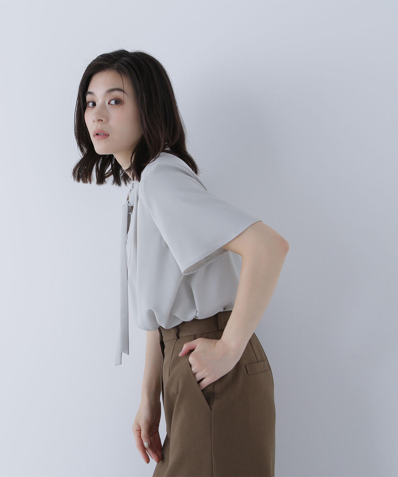 フリルネックナローボウタイブラウス