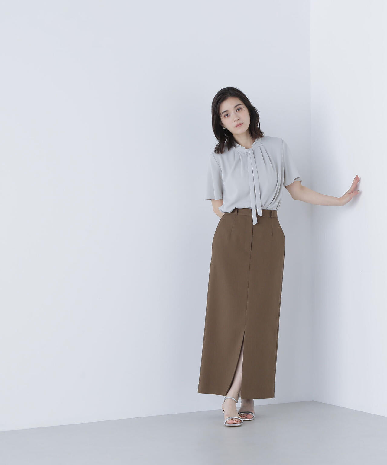 フリルネックナローボウタイブラウス