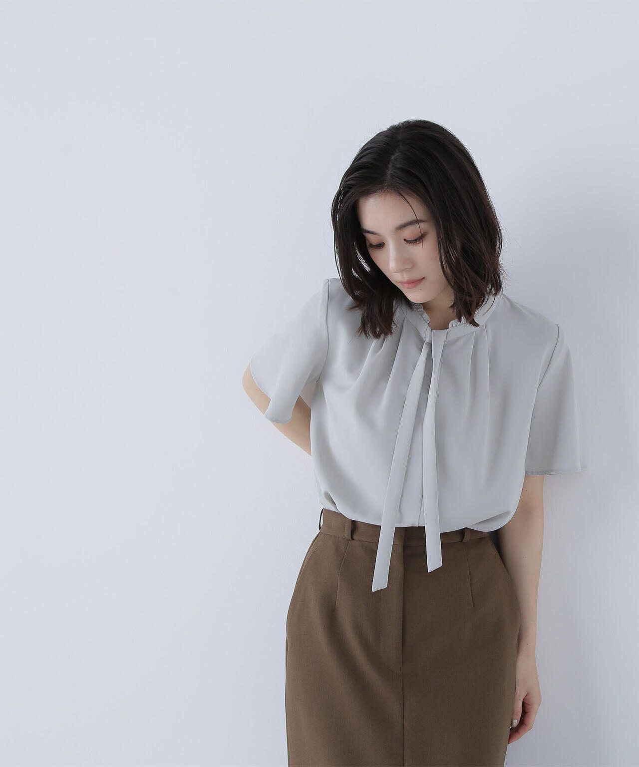 フリルネックナローボウタイブラウス