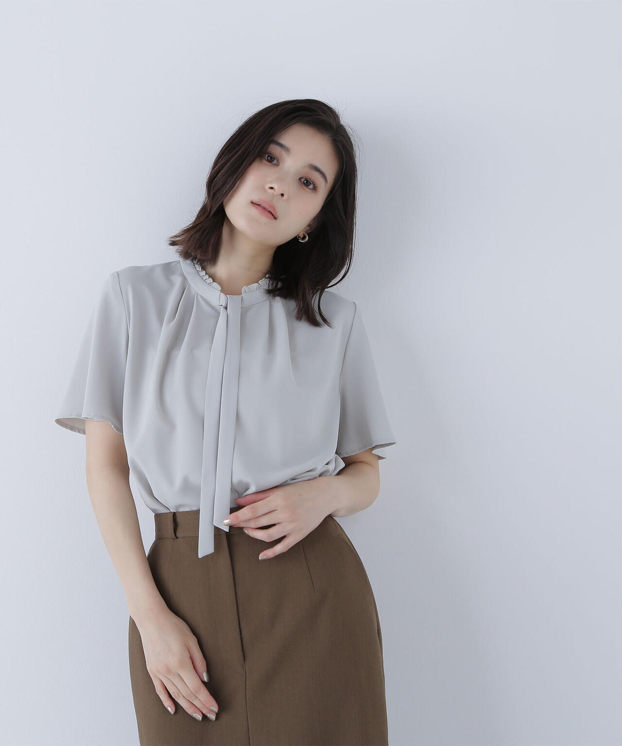フリルネックナローボウタイブラウス